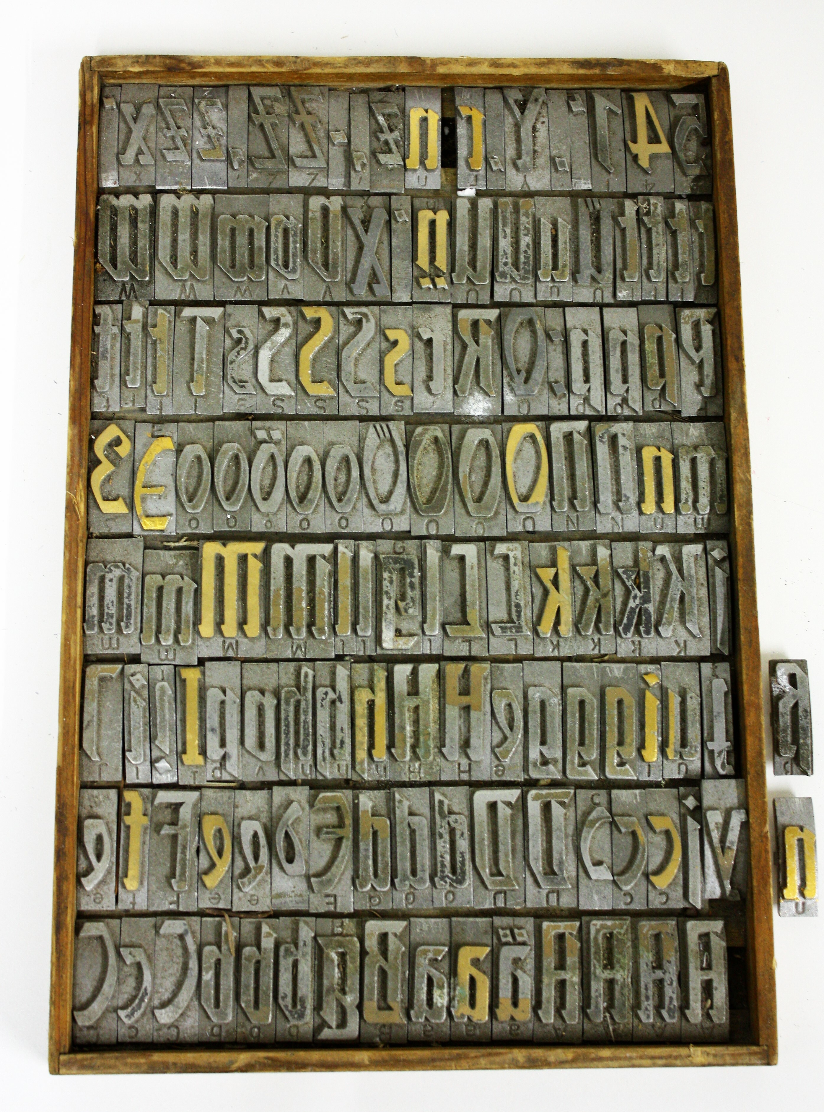 Setzkasten mit Drucklettern (Museum für Sepulkralkultur CC BY-NC-SA)