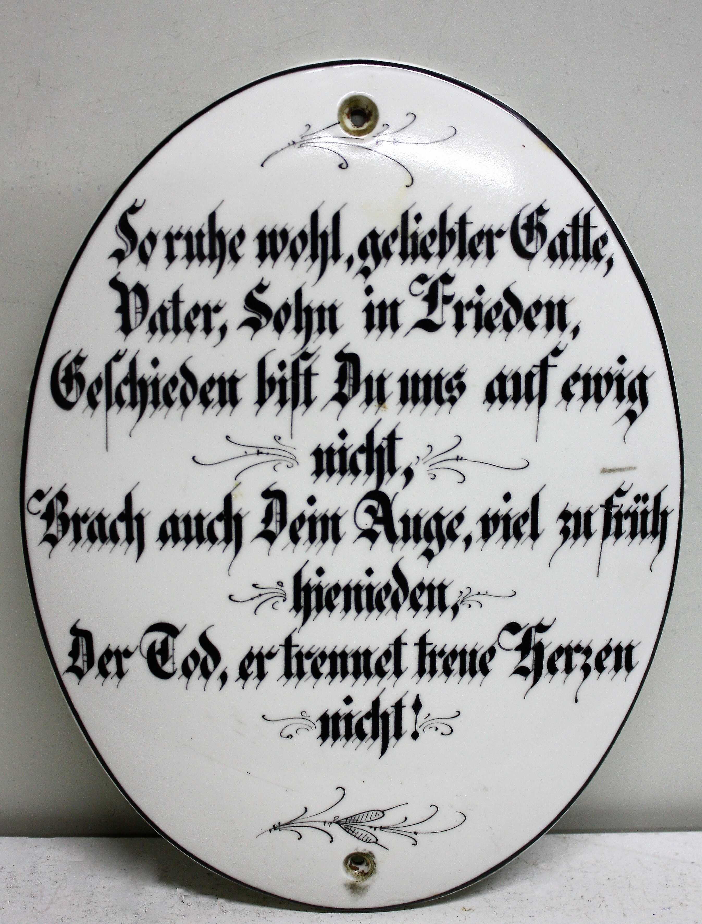 Grabschild "So ruhe wohl, geliebter Gatte …" (Museum für Sepulkralkultur CC BY-NC-SA)