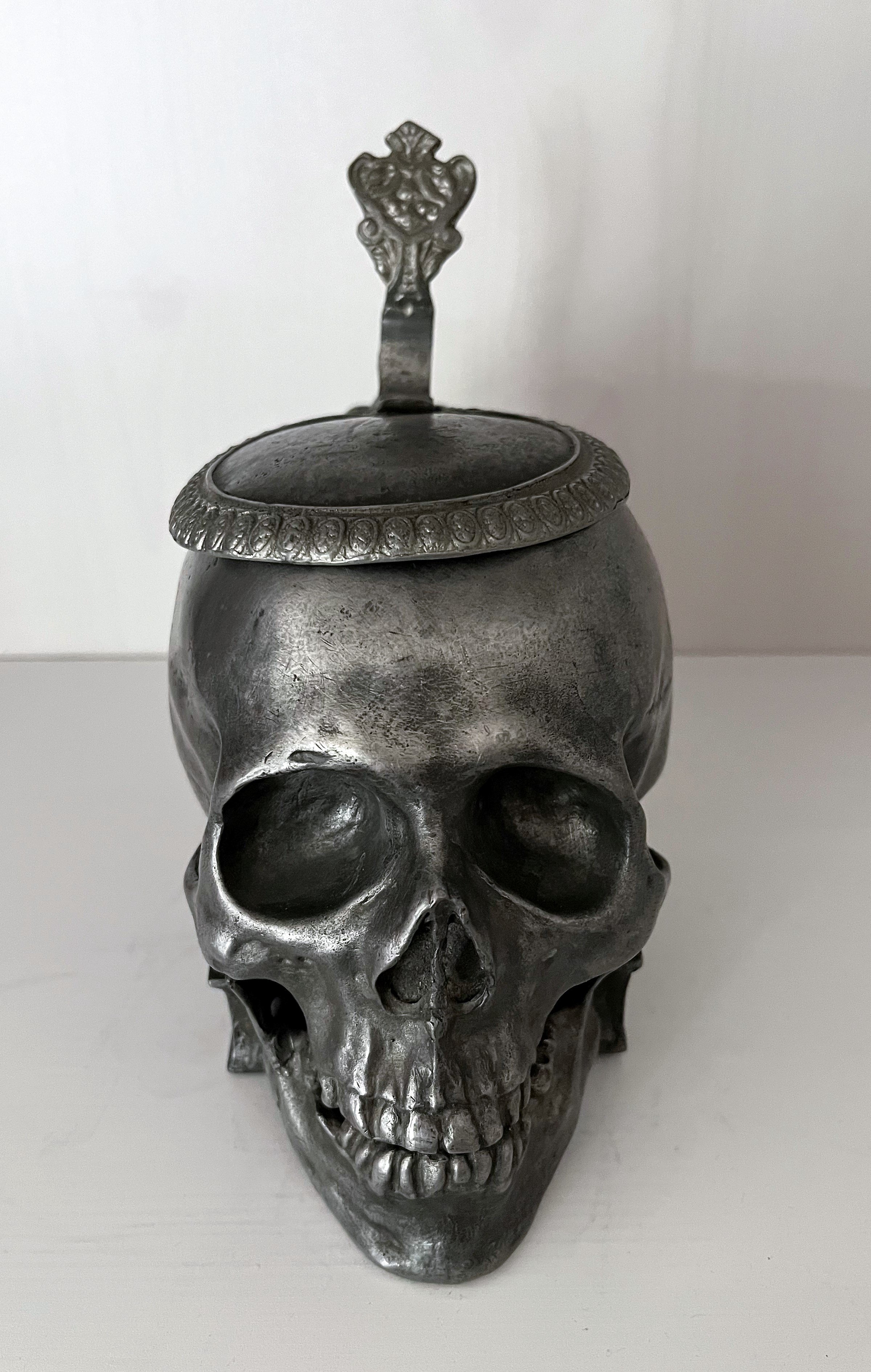Trinkhumpen in Totenschädelform (Museum für Sepulkralkultur CC BY-NC-SA)