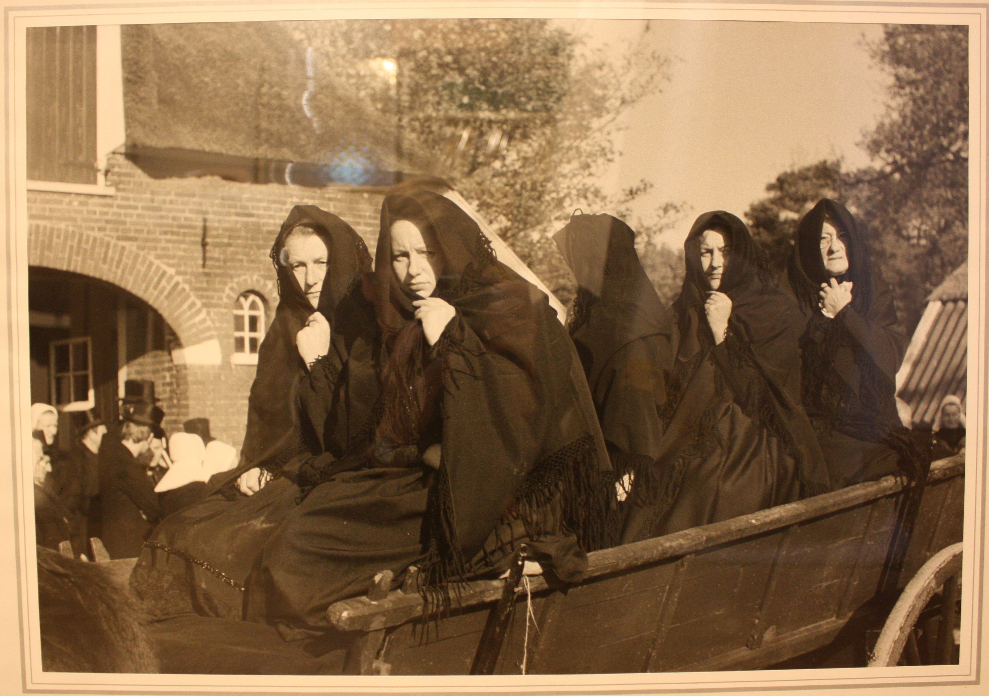 Fotografie "Frauen auf dem Bauern-Leichenwagen" (Museum für Sepulkralkultur CC BY-NC-SA)