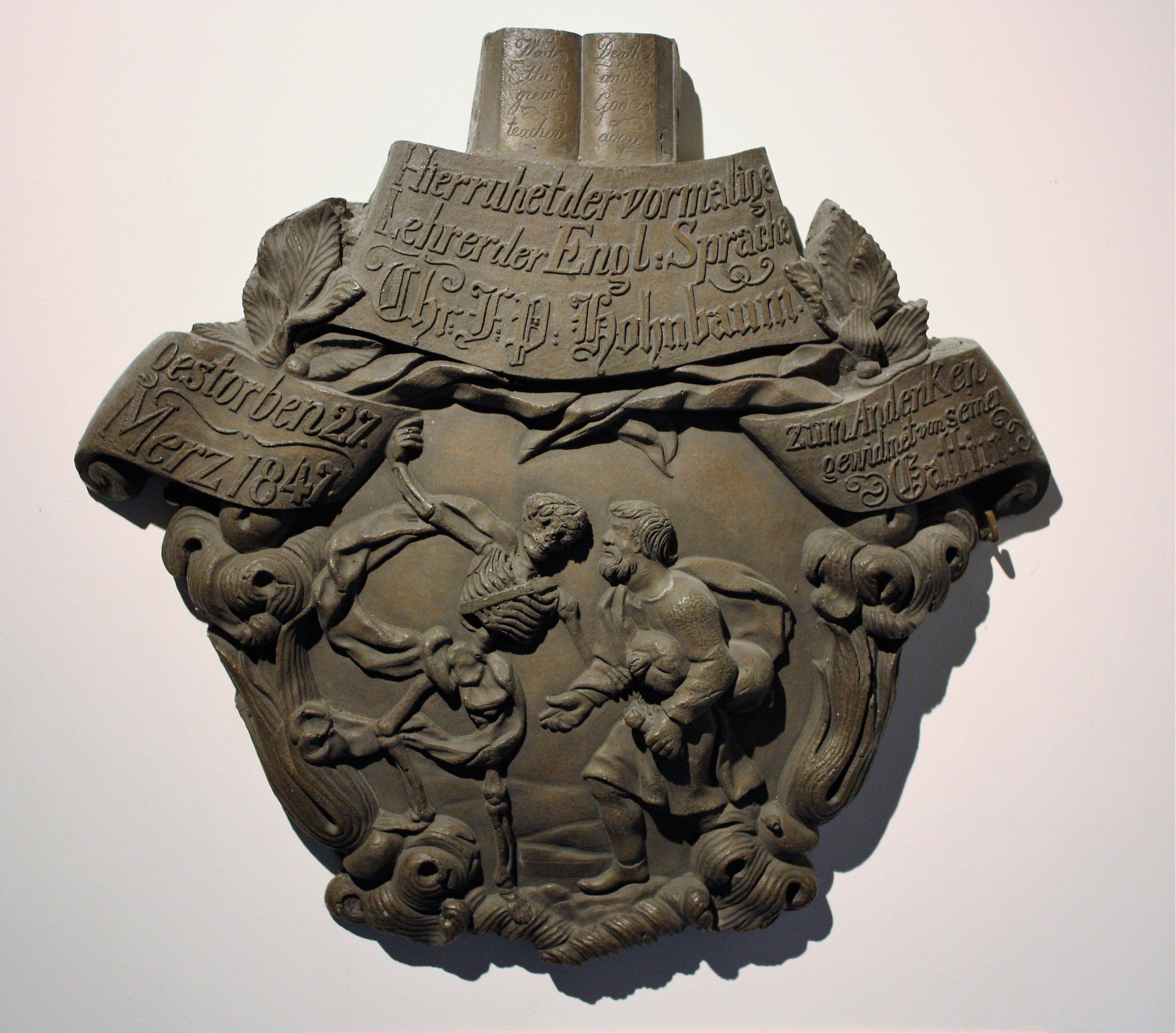 Epitaph mit Totentanz-Darstellung für "Chr. F. P. Hohnbaum" (Museum für Sepulkralkultur CC BY)