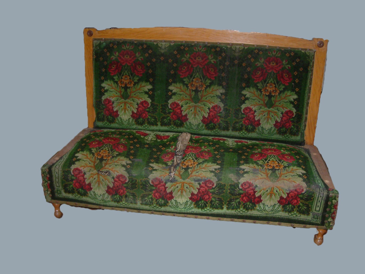 Háttámlás kanapé (Erkel Ferenc Múzeum, Gyula CC BY-NC-SA)