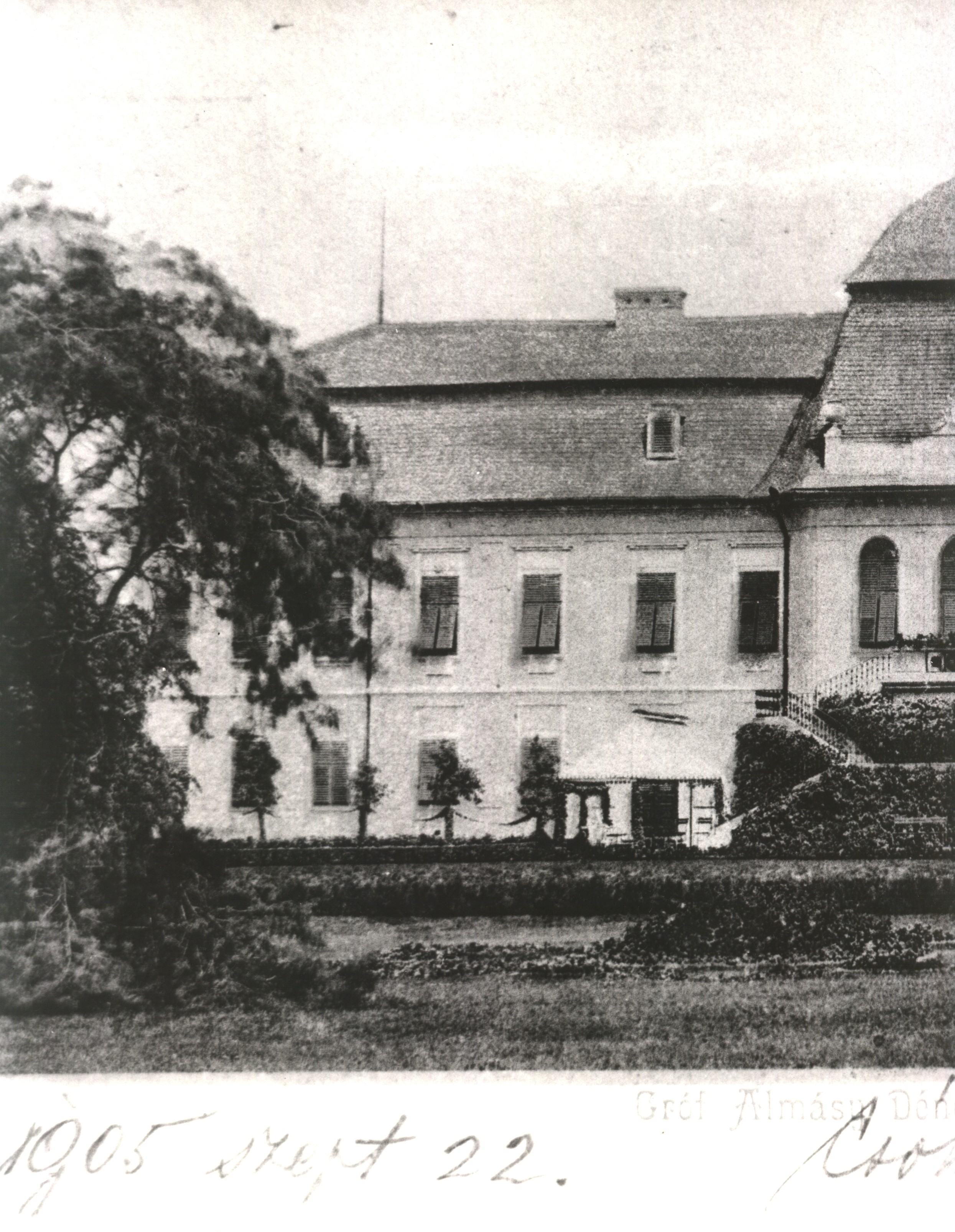 A Kastély épülete , reprófotó képeslapról (Erkel Ferenc Múzeum CC BY-NC-SA)