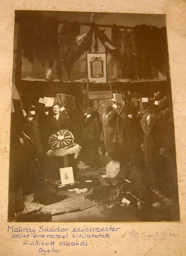 Fotó a kiállító szűcsről (Erkel Ferenc Múzeum CC BY-NC-SA)