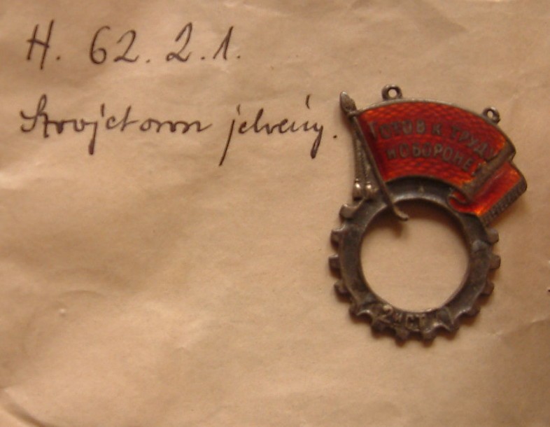 Szovjet orosz jelvény cirill betűs felirattal (Erkel Ferenc Múzeum CC BY-NC-SA)