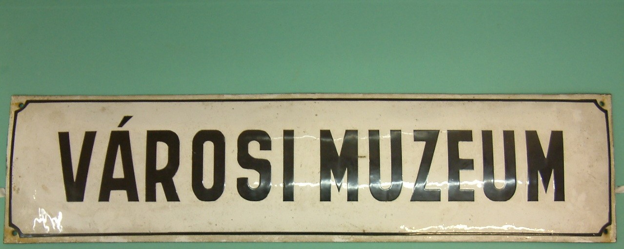 "Városi Múzeum" feliratú zománcos fém tábla (Erkel Ferenc Múzeum CC BY-NC-SA)