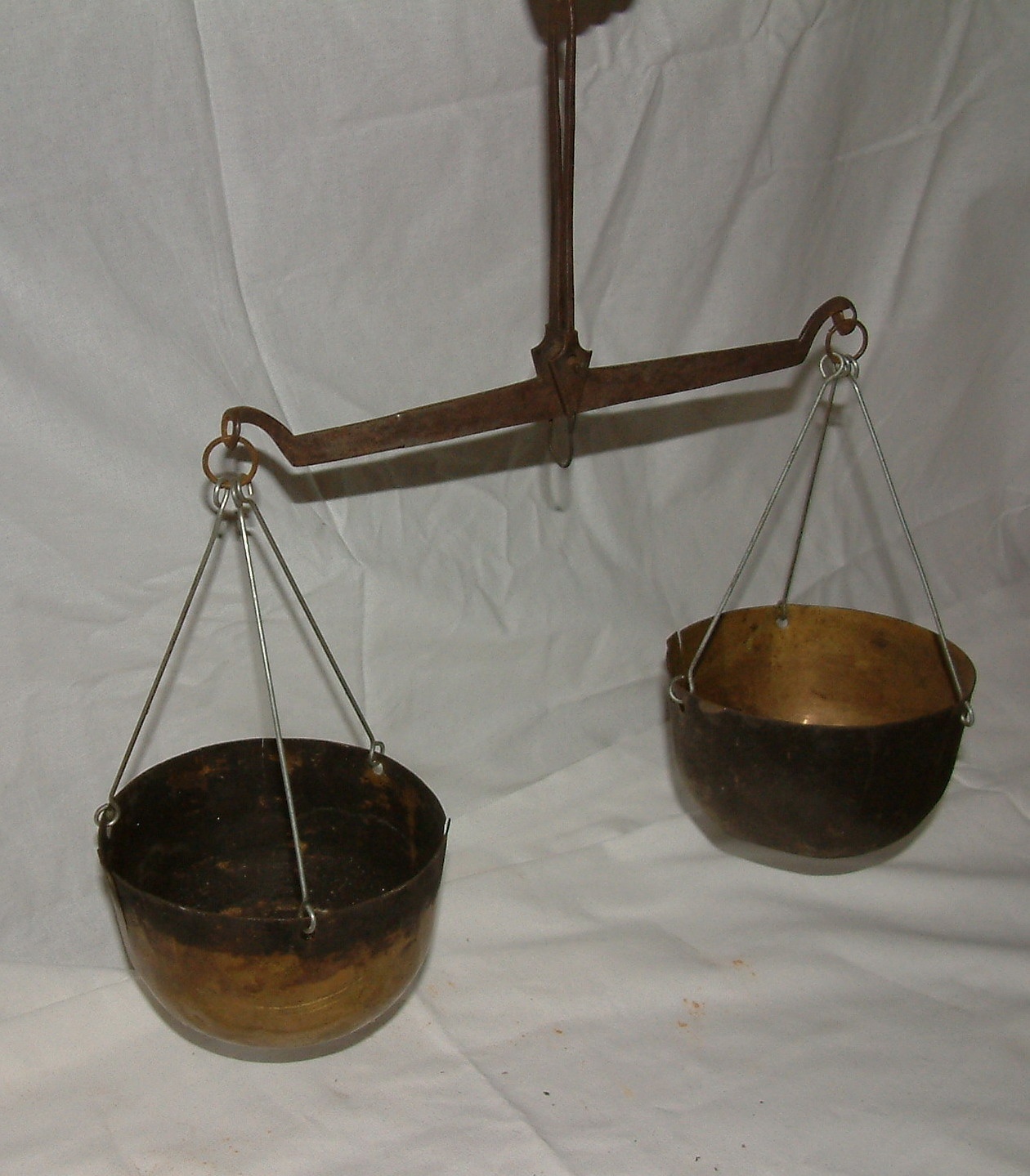 Kétkarú mérleg tányérokkal (Erkel Ferenc Múzeum, Gyula CC BY-NC-SA)