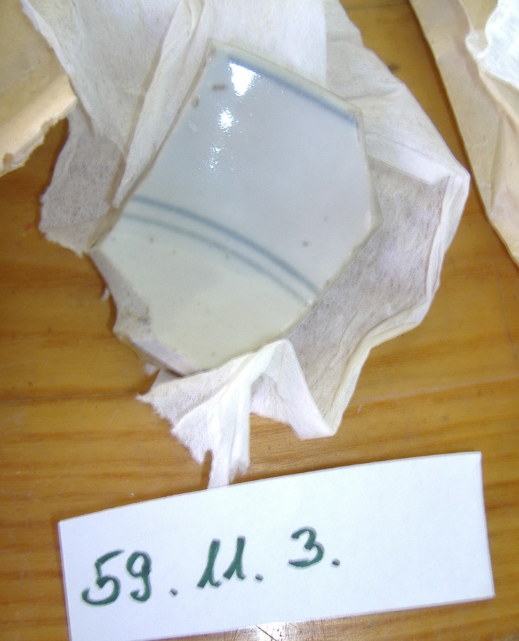 Porcelán csésze perem fenék töredéke (Erkel Ferenc Múzeum, Gyula CC BY-NC-SA)