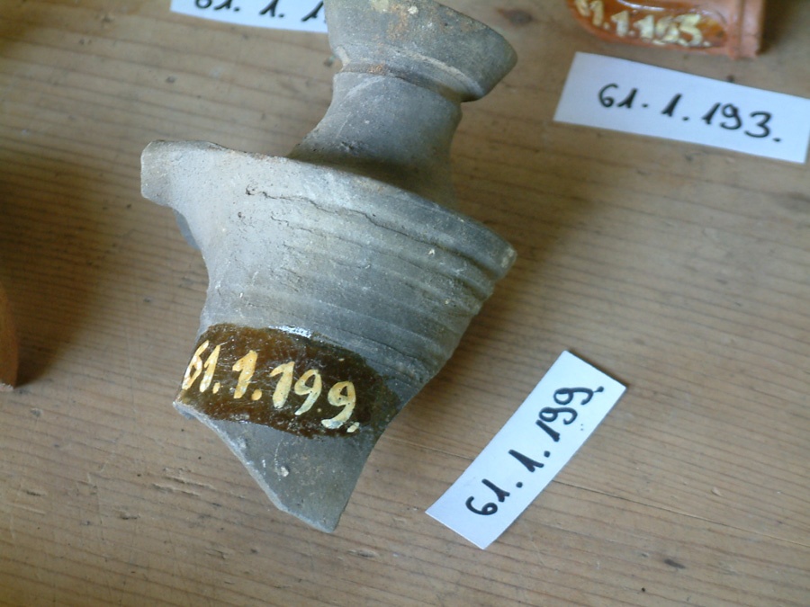 Korsószáj nyak-és szalagfül töredékkel (Erkel Ferenc Múzeum, Gyula CC BY-NC-SA)
