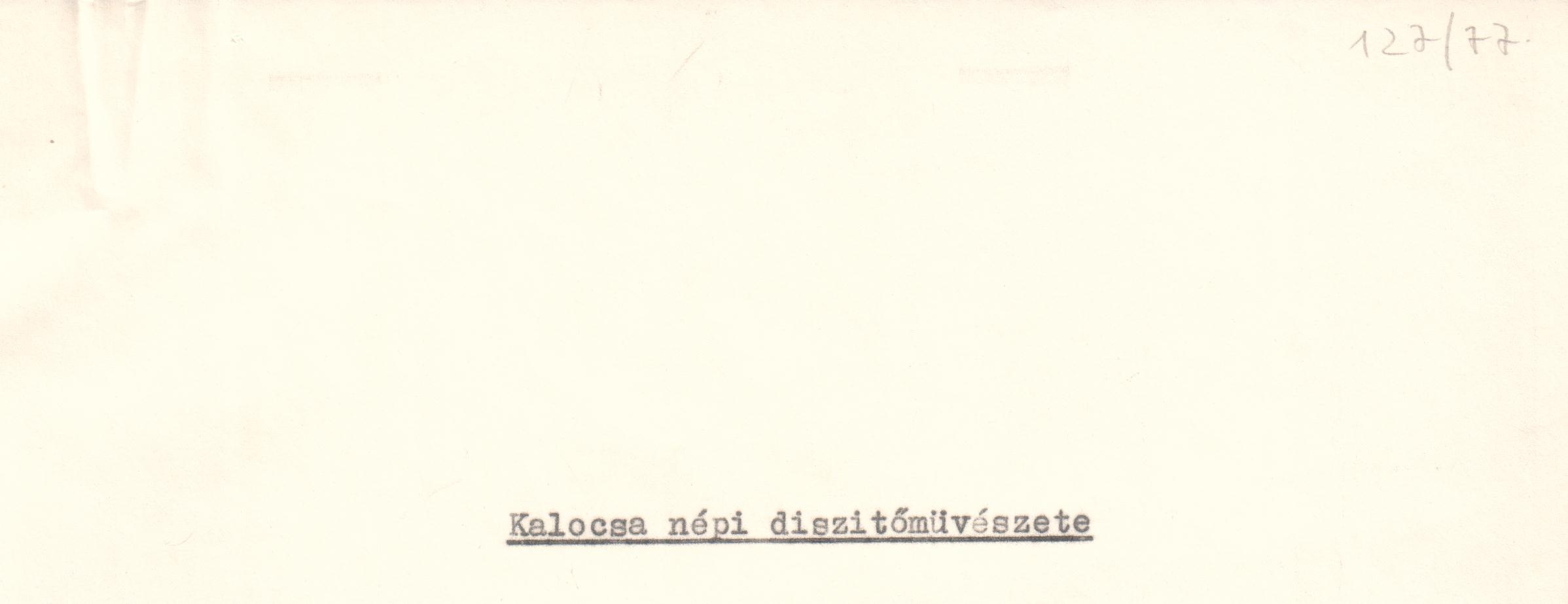 Kalocsa népi díszítőművészete c. tanulmány szövege. Készült a salgótarjáni kiállítás katalógusa számára. (Viski Károly Múzeum Kalocsa RR-F)