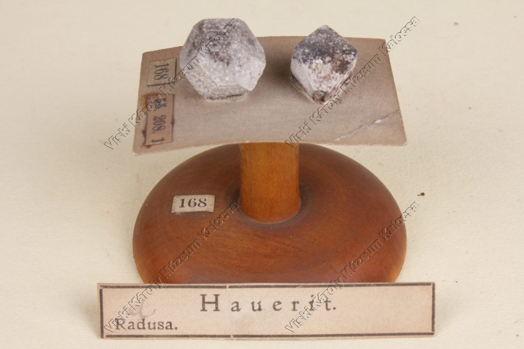 hauerit (Viski Károly Múzeum Kalocsa RR-F)