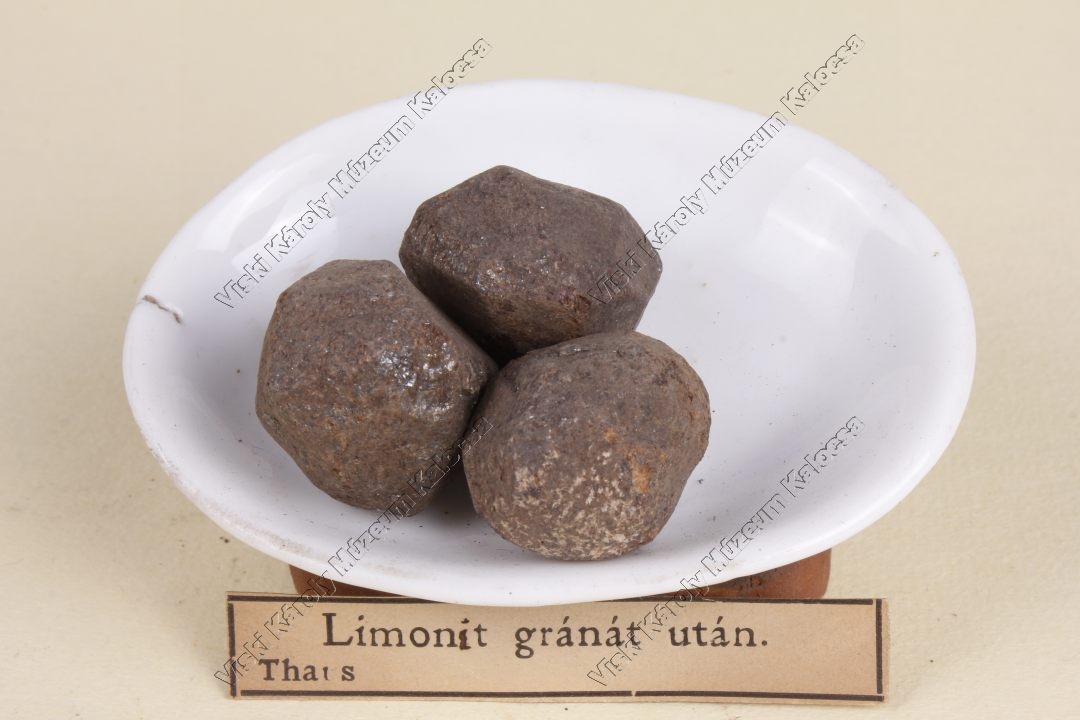 limonit (pszeudomorfora gránát után) (Viski Károly Múzeum Kalocsa RR-F)
