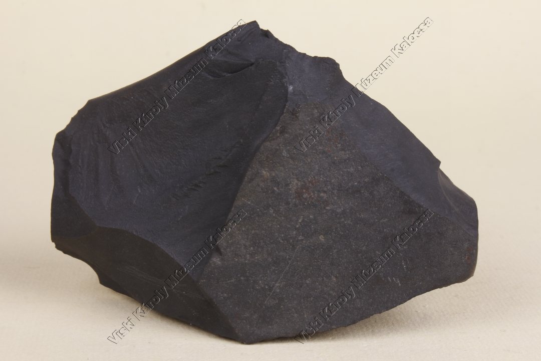 faopál (elopálosodott fog) és lídiai kő (lidit) (Viski Károly Múzeum Kalocsa RR-F)