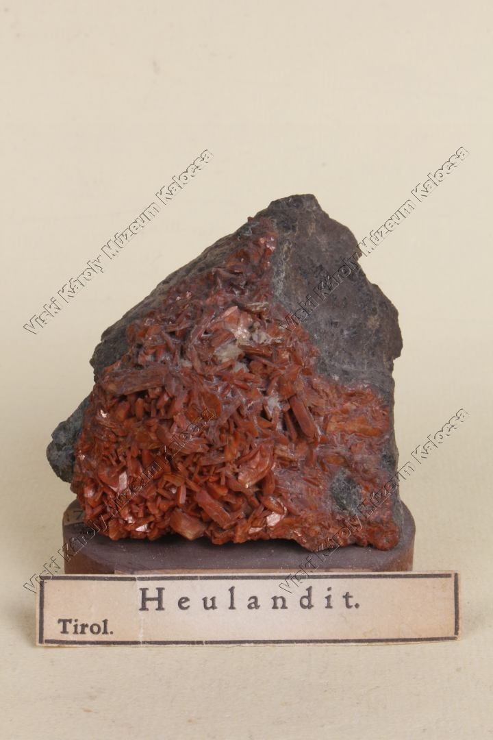 heulandit (Viski Károly Múzeum Kalocsa RR-F)