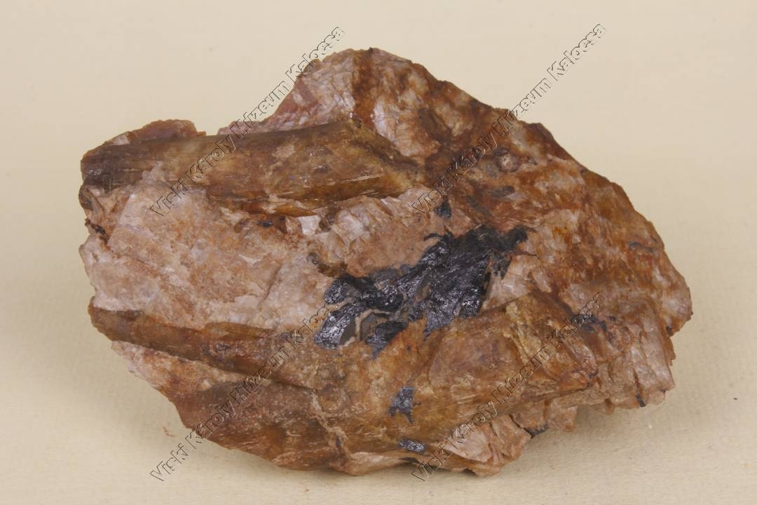 kolumbit berillel (Viski Károly Múzeum Kalocsa RR-F)