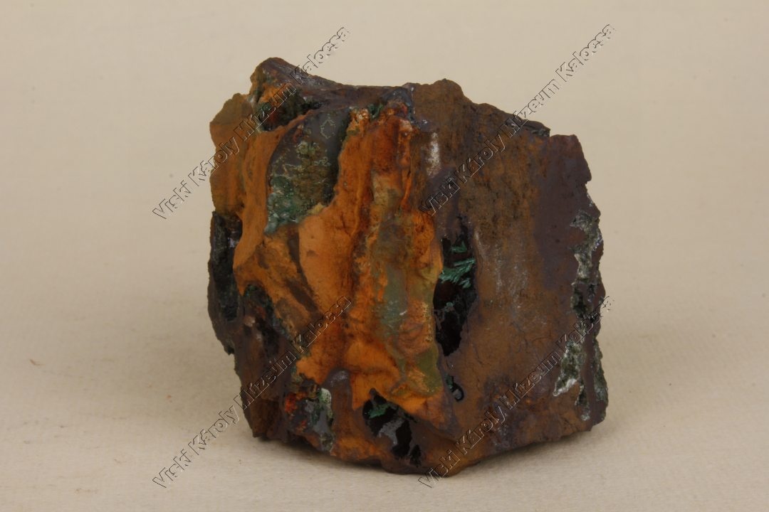 olivenit (Viski Károly Múzeum Kalocsa RR-F)