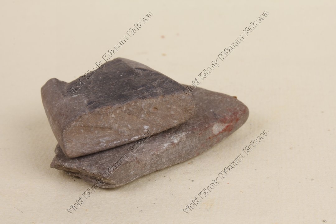 szarukő paleolith kőből megmunkálva (Viski Károly Múzeum Kalocsa RR-F)