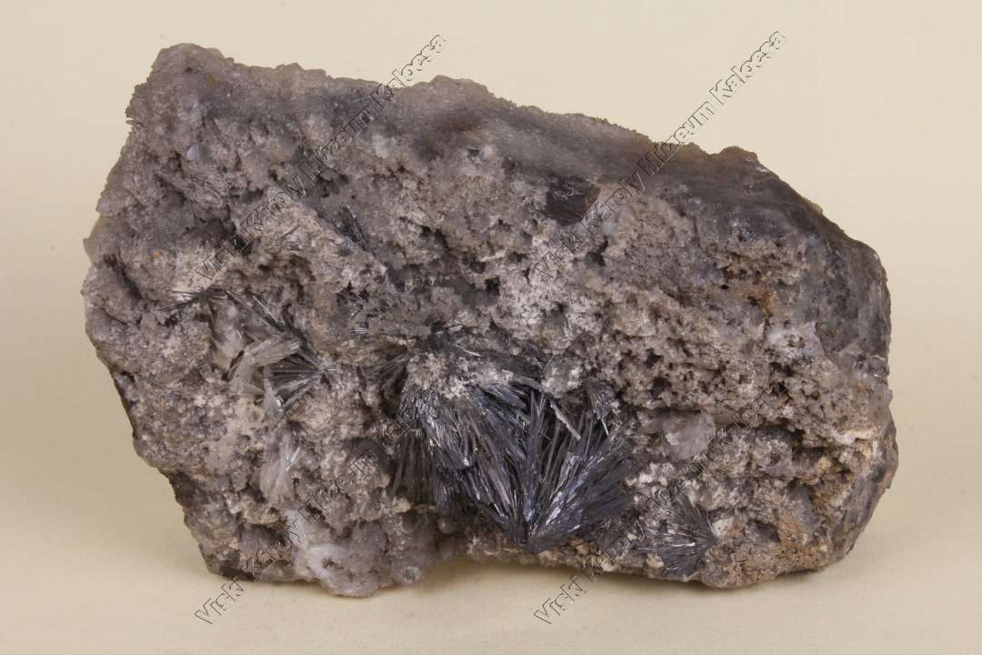 antimonit, barit, kvarc (Viski Károly Múzeum Kalocsa RR-F)