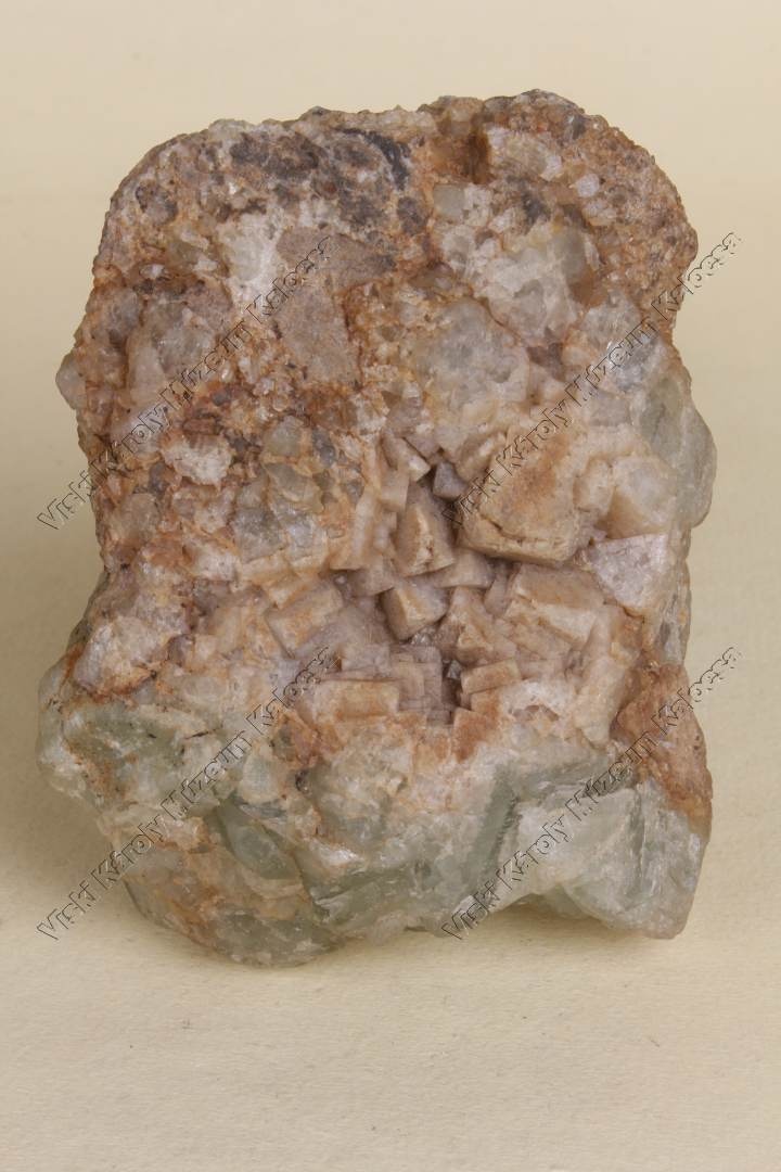 fluorit (Viski Károly Múzeum Kalocsa RR-F)