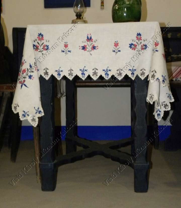 Asztal (Viski Károly Múzeum Kalocsa RR-F)