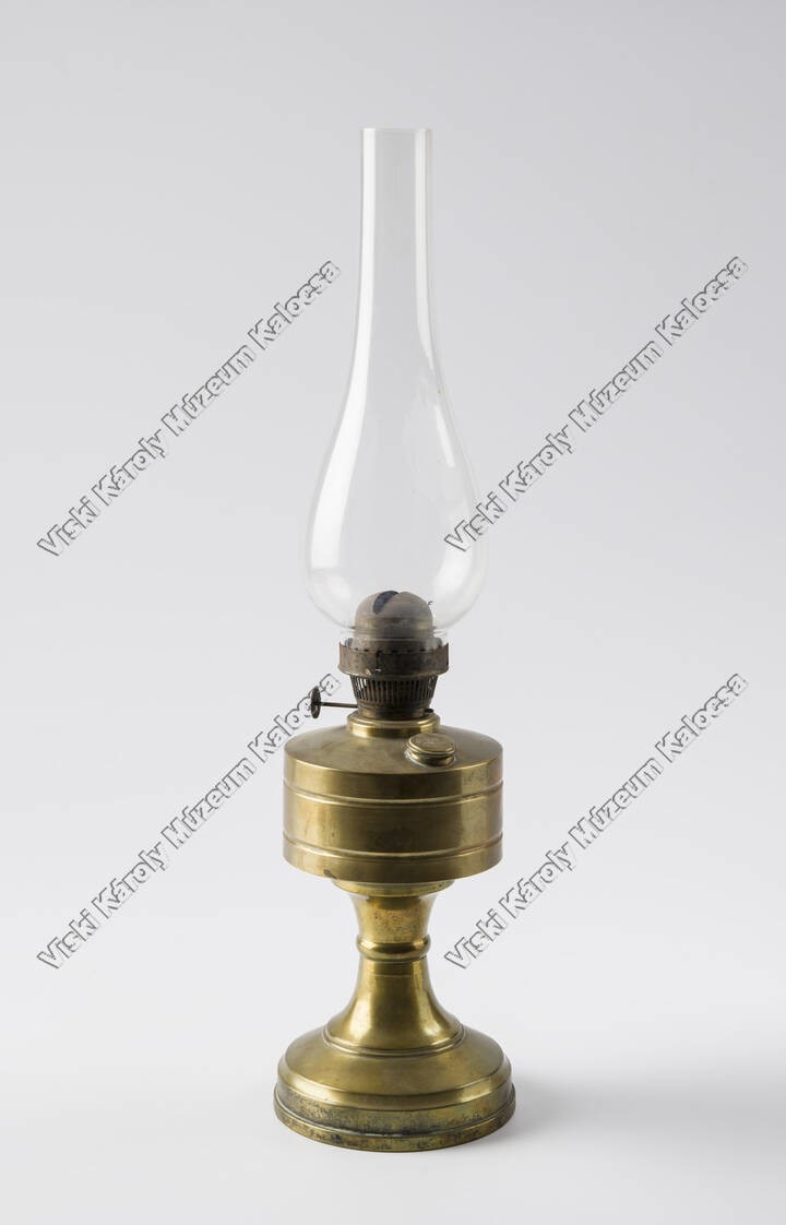 Állólámpa, "réztalpas lámpa" (Viski Károly Múzeum Kalocsa RR-F)