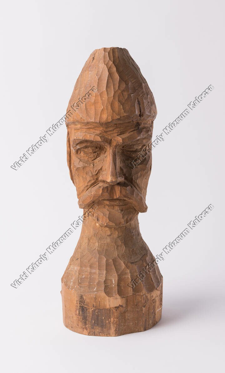 Szobor, Kucsmás férfi fej (Viski Károly Múzeum Kalocsa RR-F)