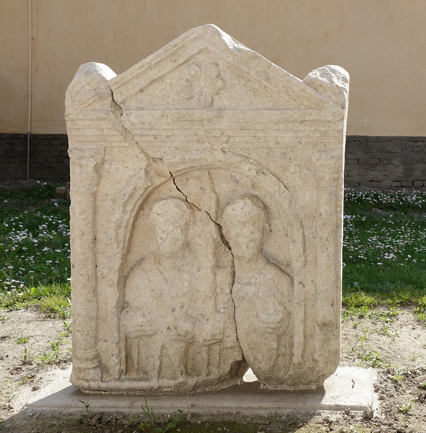 Római kori sírkő (Tájház és Helytörténeti Gyűjtemény, Harta CC BY-NC-SA)