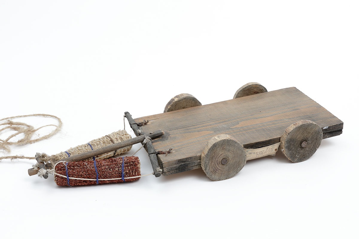 Játék gyermekkocsi (csutkalovas) (Tájház és Helytörténeti Gyűjtemény, Harta CC BY-NC-SA)