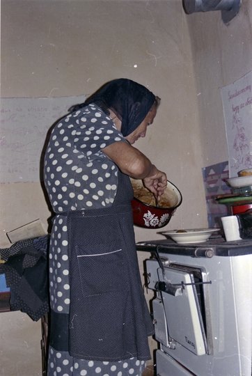 Idős asszony főz (MTA BTK Néprajztudományi Intézet CC BY-NC-SA)