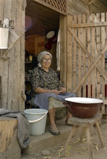 Idős asszony munka közben (MTA BTK Néprajztudományi Intézet CC BY-NC-SA)