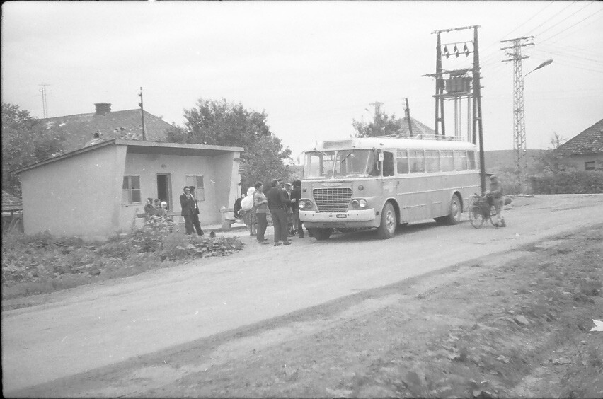 Autóbuszmegálló a faluban (MTA BTK NTI CC BY-NC-SA)