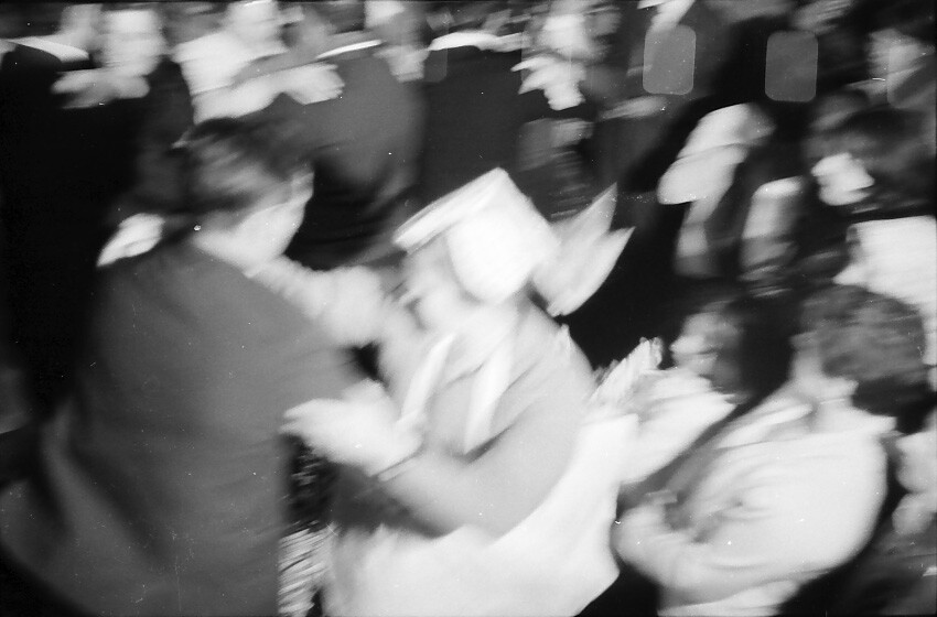 Táncoló vendégek a lakodalmi sátor alatt (MTA BTK NTI CC BY-NC-SA)