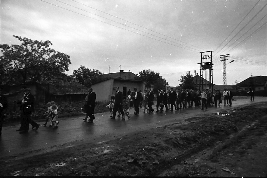 Lakodalmi menet a falu főutcáján (MTA BTK NTI CC BY-NC-SA)