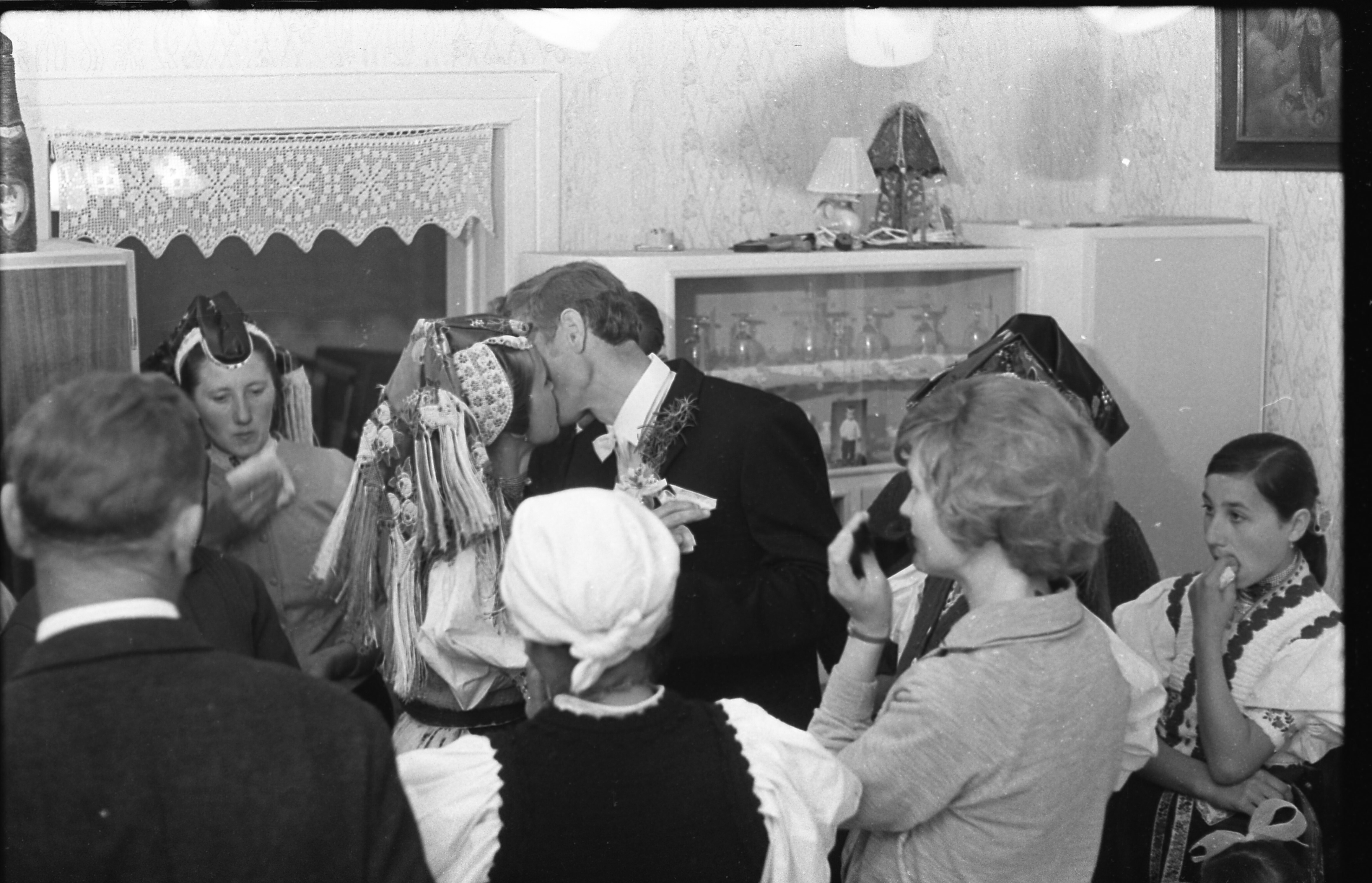A vőlegény búcsúzik családjától (MTA BTK NTI CC BY-NC-SA)