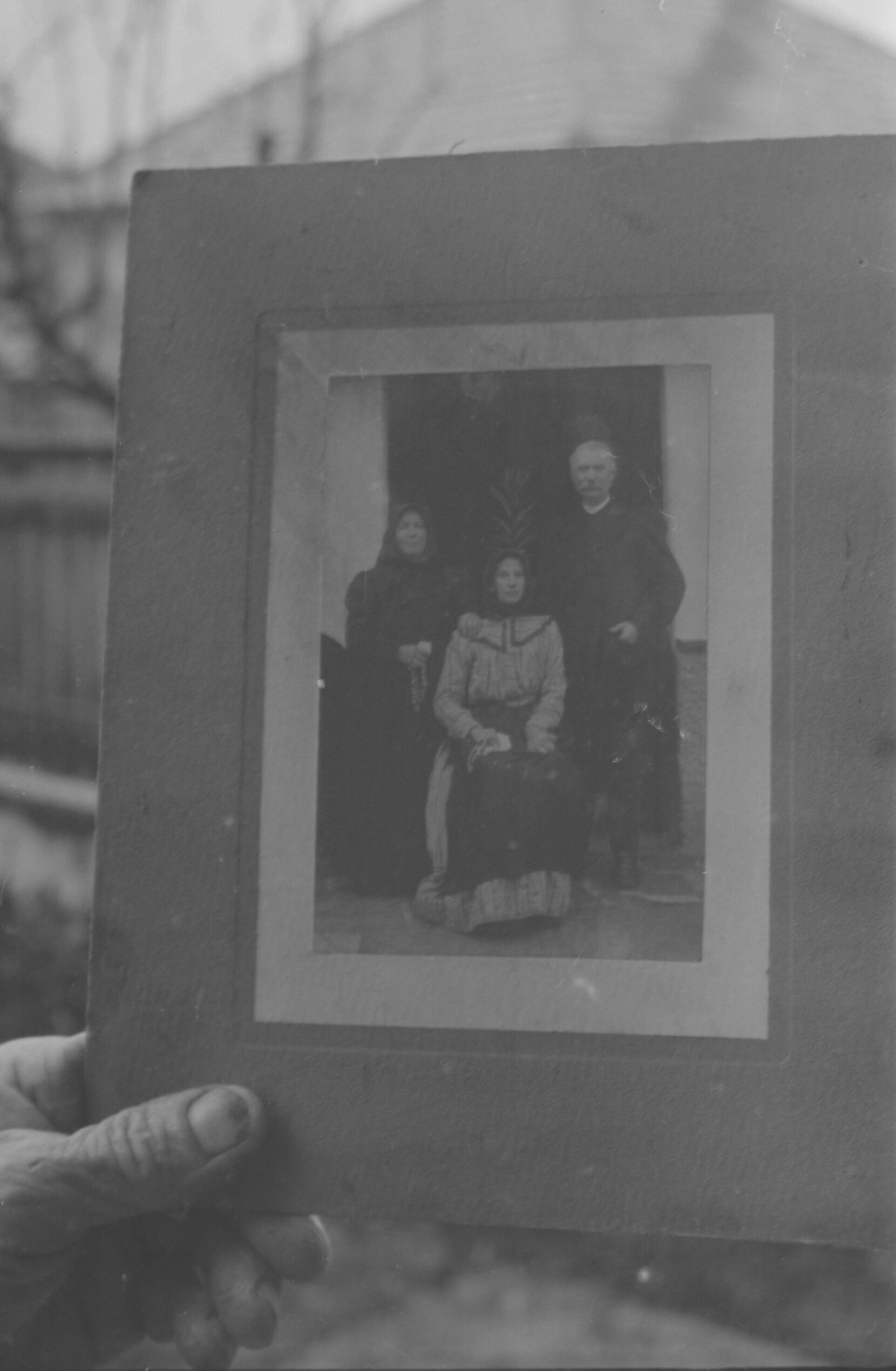 Családi kép, 20. sz. első éveiben. Szülők leányukkal (MTA BTK Néprajztudományi Intézet CC BY-NC-SA)