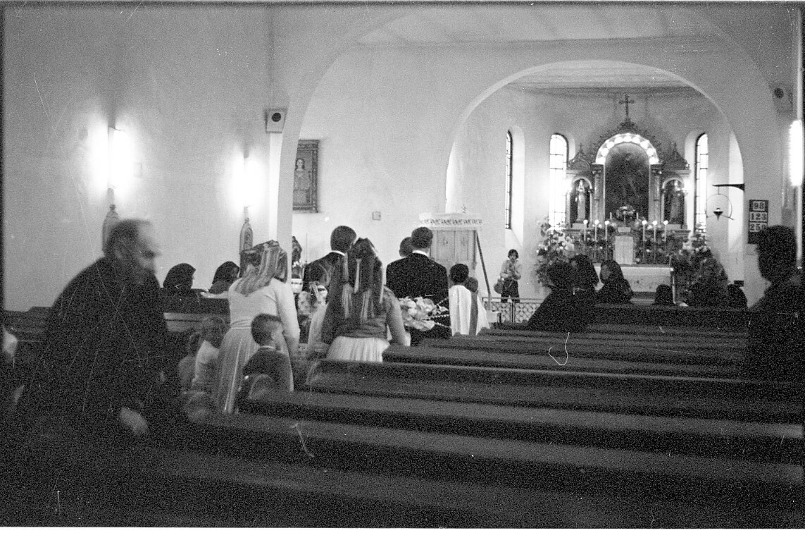 Esküvői menet a templomban (MTA BTK NTI CC BY-NC-SA)