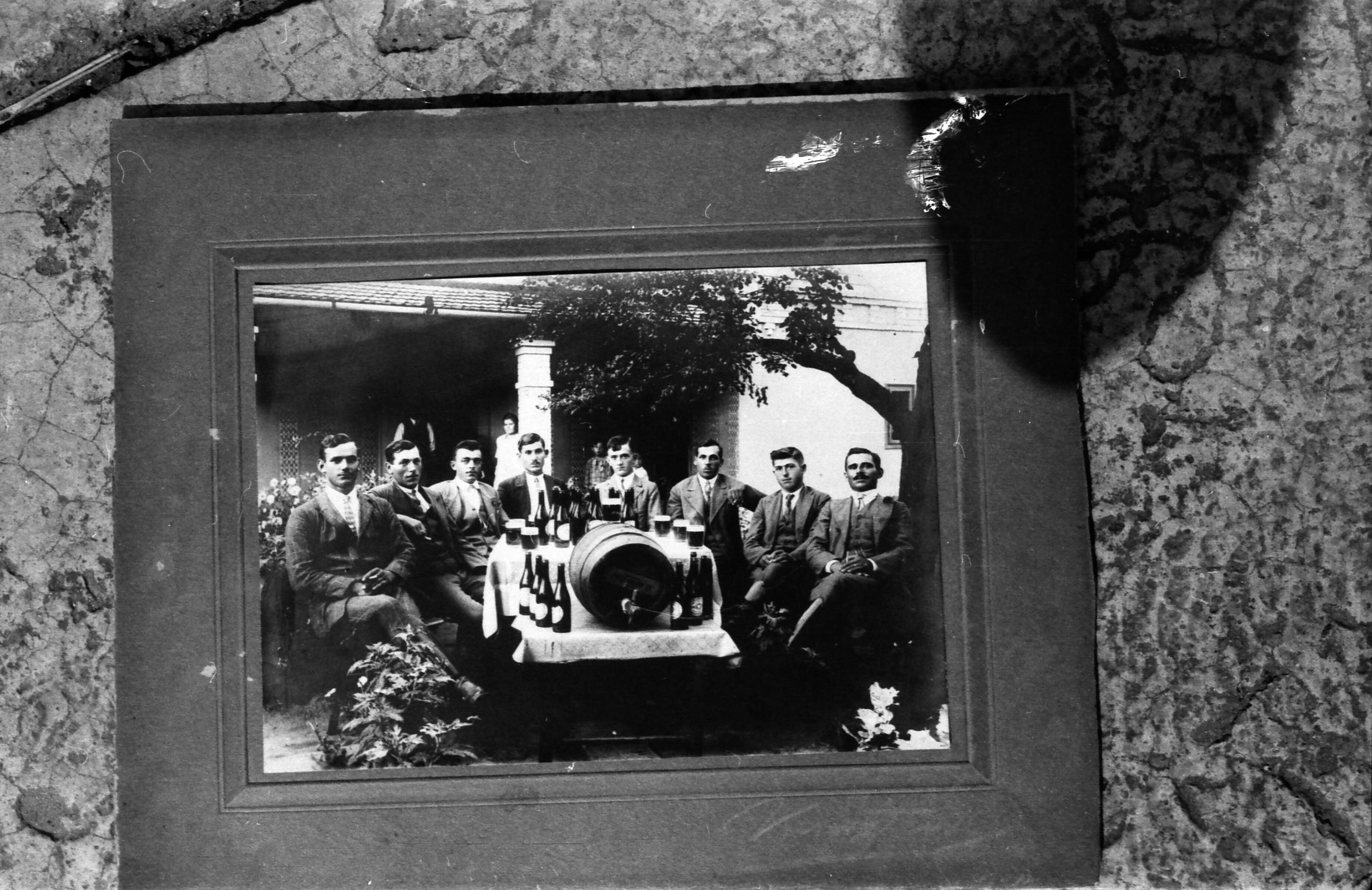 Legények vasárnapi sörözése a kocsmakertben, 1925/26. (MTA BTK Néprajztudományi Intézet CC BY-NC-SA)