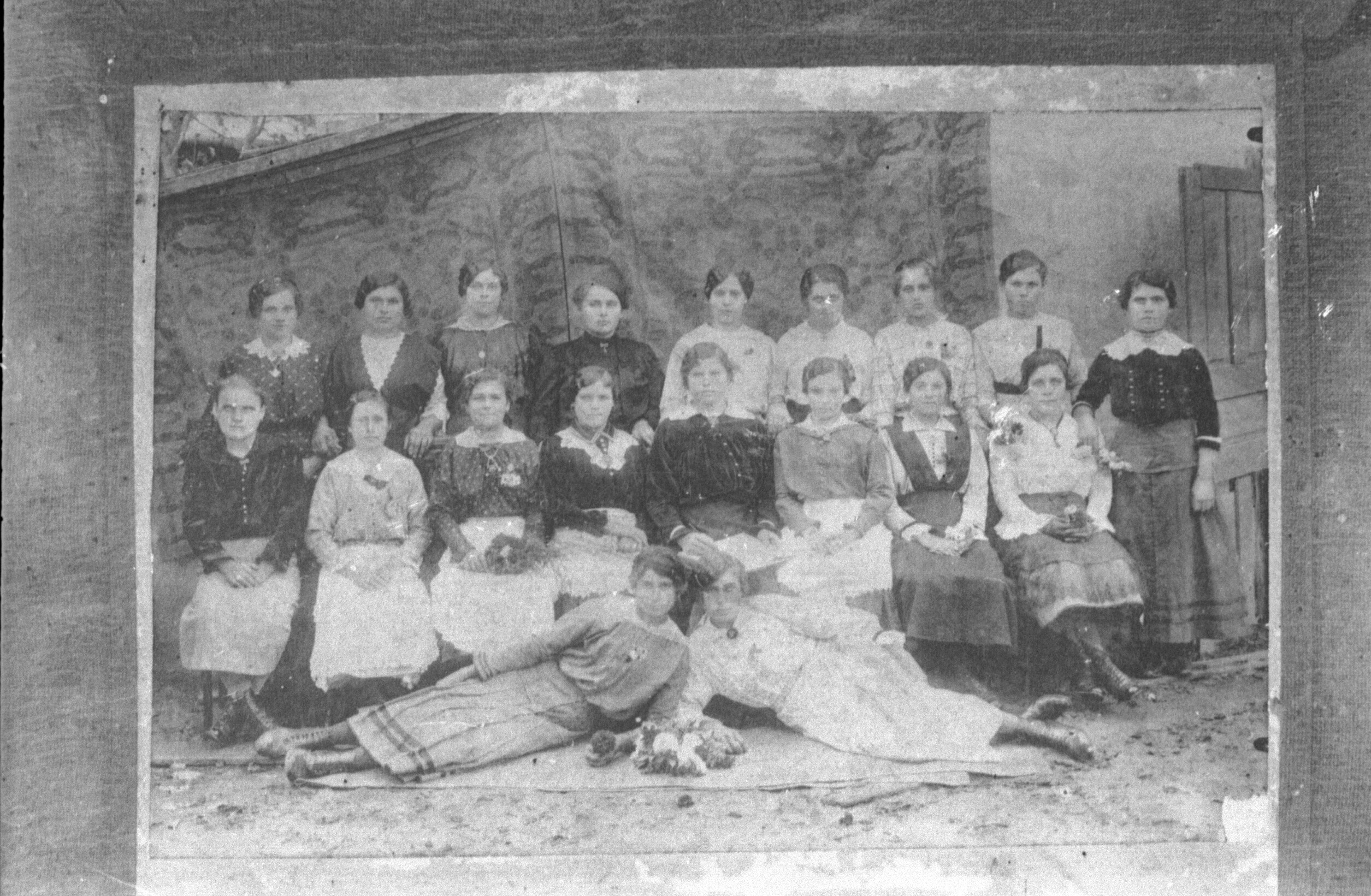 lányok fényképe, 1916. Csányra jártak szőlőmunkára (MTA BTK Néprajztudományi Intézet CC BY-NC-SA)
