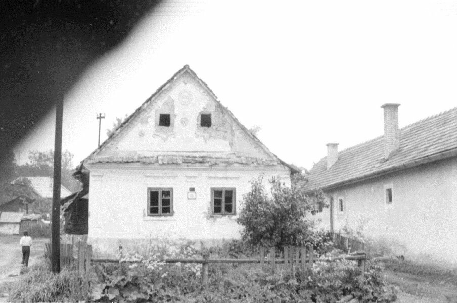 Vakolatdiszes homlokzat, a ház 1852-ben készült (MTA BTK Néprajztudományi Intézet CC BY-NC-SA)