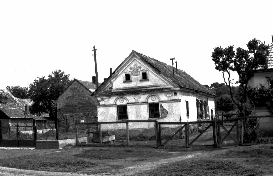 Vakolatdíszes, folyosós ház, 1879-ben épült (MTA BTK Néprajztudományi Intézet CC BY-NC-SA)