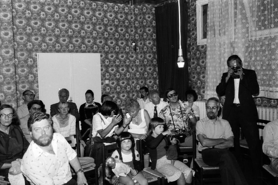A konferencia résztvevői és családtagjaik hallgatják a két csángó népdalénekest (MTA BTK Néprajztudományi Intézet CC BY-NC-SA)