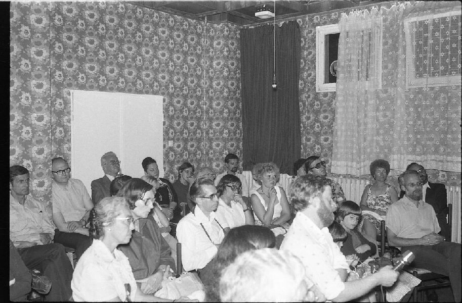 A nemzetközi ballada-konferencia résztvevői hallgatják a két csángó népdalénekest (MTA BTK Néprajztudományi Intézet CC BY-NC-SA)