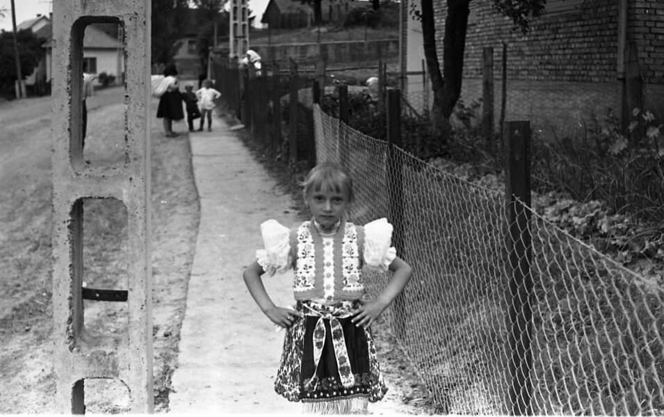 Kislány ünnepi viseletbe öltözve (MTA BTK NTI CC BY-NC-SA)