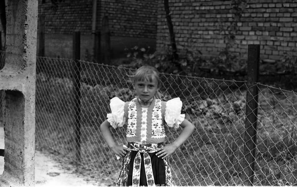 Ünnepi viseletbe öltözött kislány (MTA BTK NTI CC BY-NC-SA)