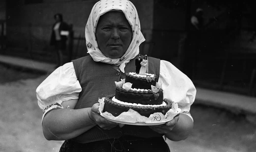 Középkorú asszony tortával érkezik (MTA BTK NTI CC BY-NC-SA)