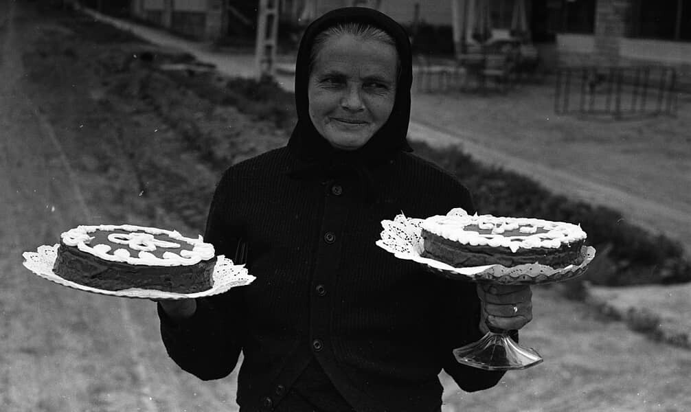 Idős asszony tortával érkezik (MTA BTK NTI CC BY-NC-SA)