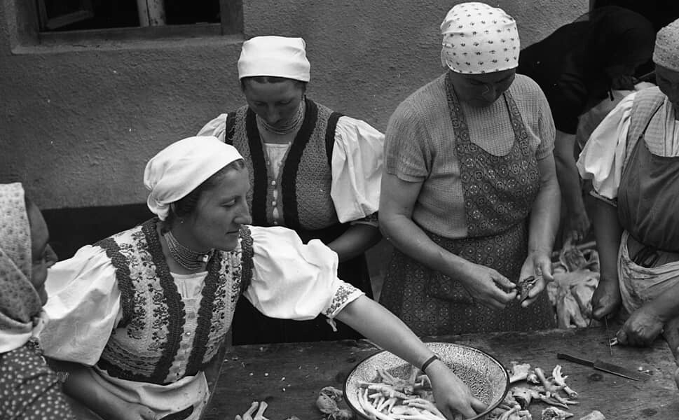 Az asszonyok a baromfit tisztítják (MTA BTK NTI CC BY-NC-SA)