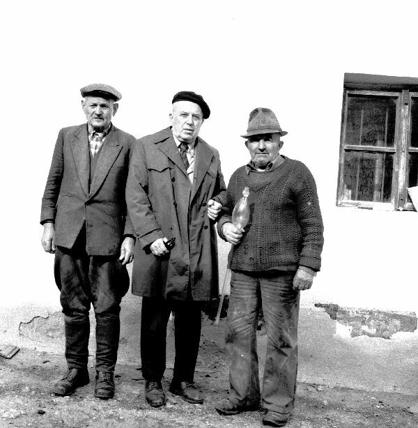 Gunda Béla két férfival (MTA BTK Néprajztudományi Intézet CC BY-NC-SA)