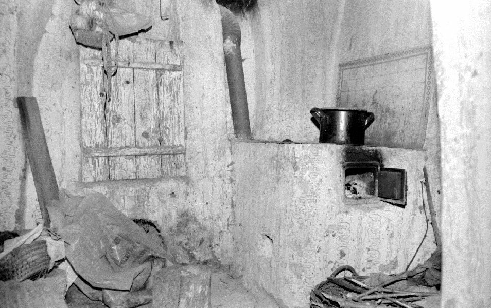 Konyharészlet. Nyári konyha belsejének részlete a berakott tűzhellyel. Ugyer-szőlő (MTA BTK Néprajztudományi Intézet CC BY-NC-SA)