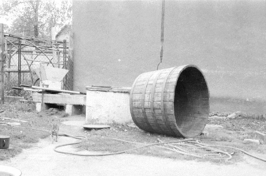 Kád. Tölgyfadongákból készült kád (MTA BTK Néprajztudományi Intézet CC BY-NC-SA)